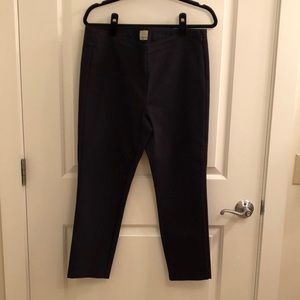 Cropped ecru slacks in navy blue